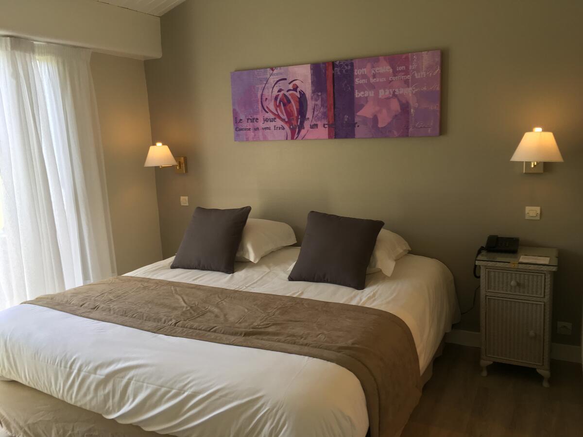 Logis Hotel Val De Vienne Le Vigeant Экстерьер фото
